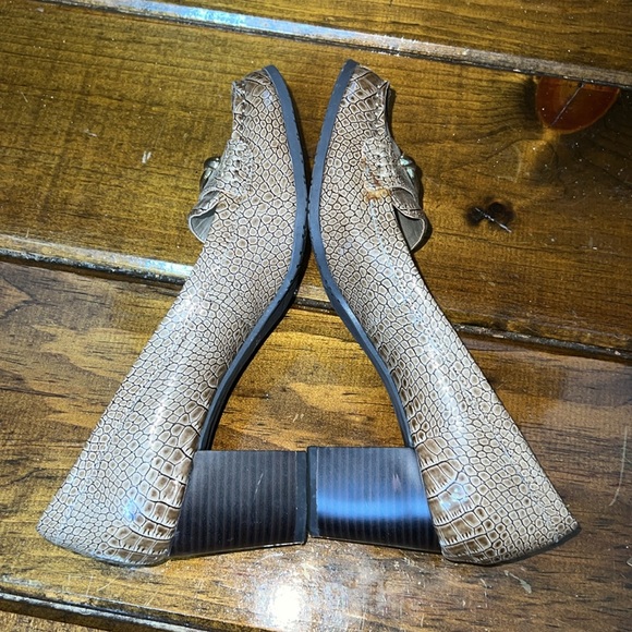 Bandolino Tan Croc Heels w/ Gold Embellishment- 7 - Picture 5 of 6